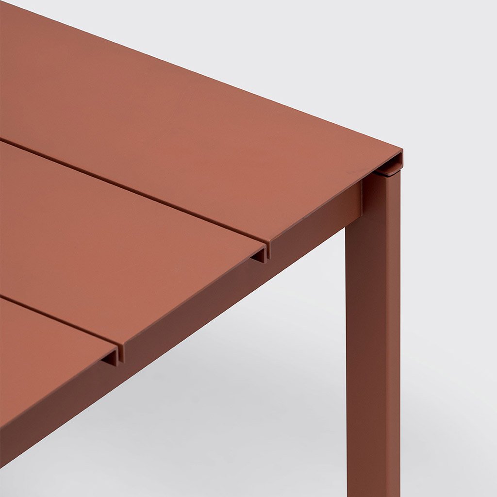 Kristalia be-Easy Slatted Aluminium Outdoor Tisch (Tischplatte terracotta lackie... Tischplatte terracotta lackiertes Aluminium, Beine terracotta lackierter Stahl | 79 x 180cm 01BEO03F