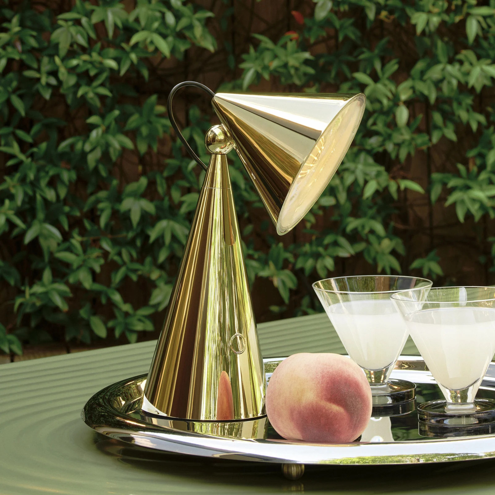 Tom Dixon Pose Portable tafellamp goud/messing met verstelbare conus voor woonkamer of home office
