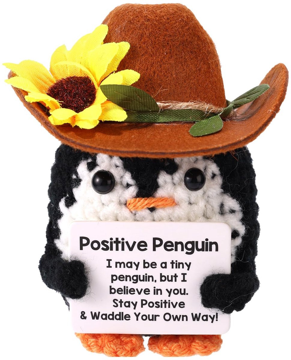Handgemaakte gehaakte pinguïn met cowboyhoed en inspirerende kaart voor decoratie