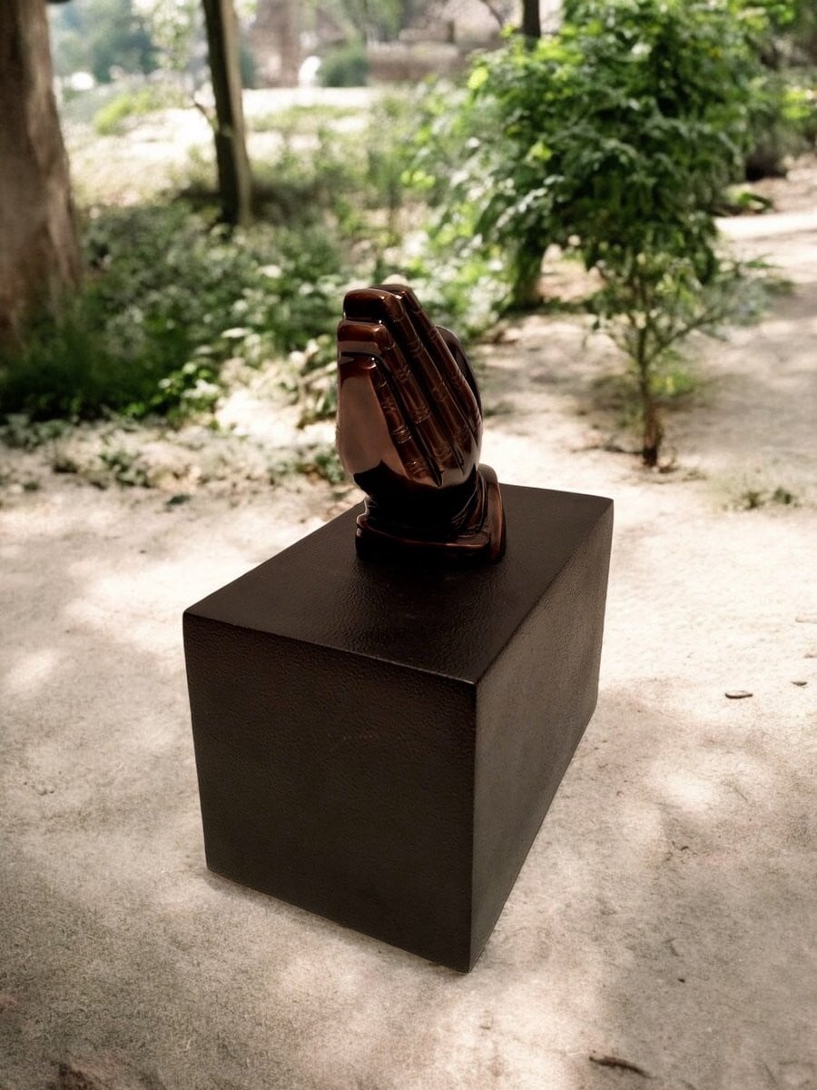 Exclusieve Urn met Gevouwen Handen voor Volwassenen