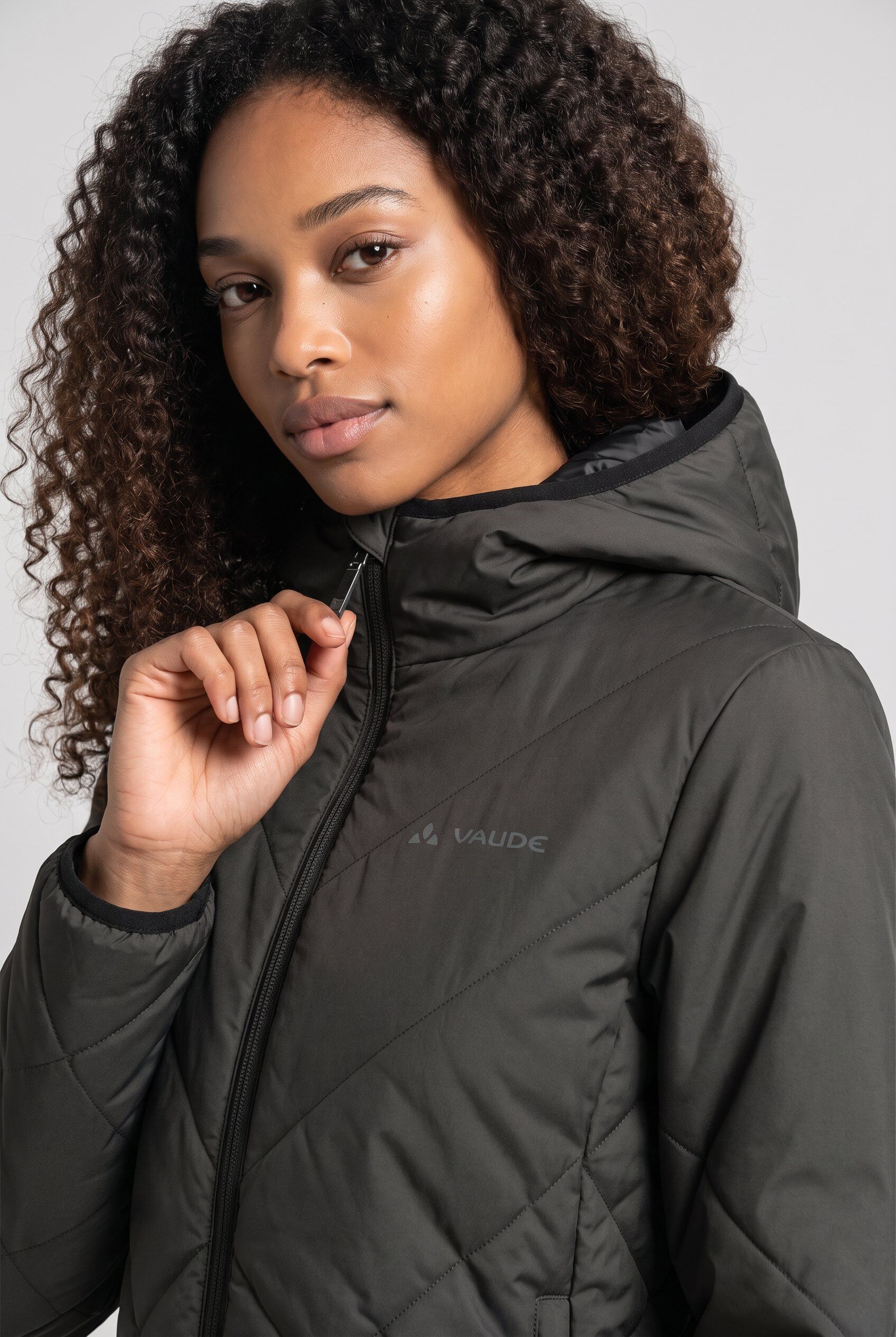 Steppjacke VAUDE "SE WOMEN´S SAFIEN JACKET", Damen, Gr. 36, schwarz (graphite), Obermaterial: 100% Polyester. Futter: 100% Polyamid. Wattierung: 100% Polyester, normal, Jacken Steppjacke, für Erwachsene, wasserabweisend, windabweisend, normale Schnittform