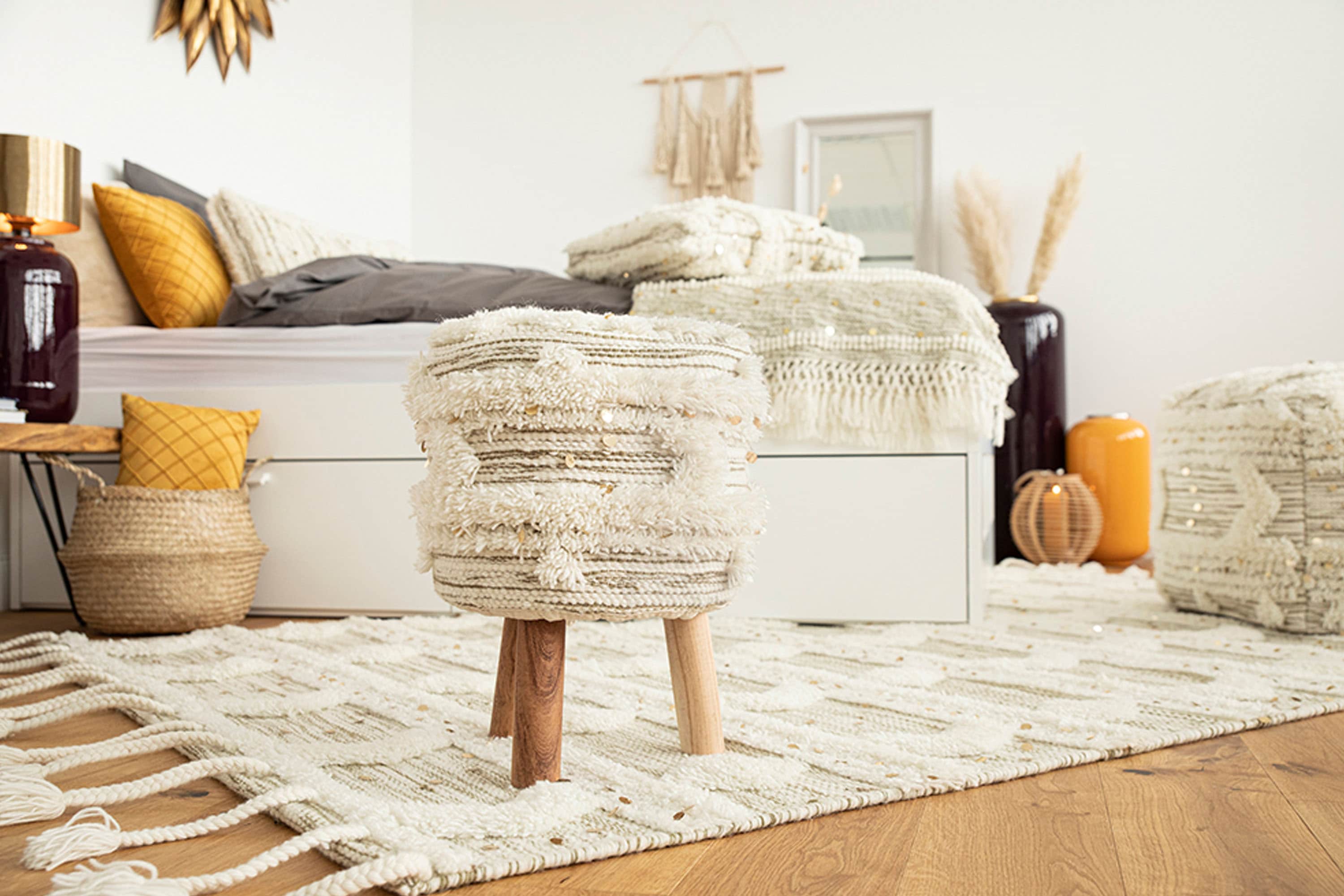 Sitzhocker KAYOOM "Hocker Bohist 425, charaktergebende Strukturen mit Fransen und Quasten", beige (creme, khaki), B:38cm H:50cm T:38cm, Sitzbezug: 90% Wolle 10% Baumwolle / Gestell: Barkain, Hocker, Sitzhocker, handgefertigtes Unikat, Boho-Style, gut komb