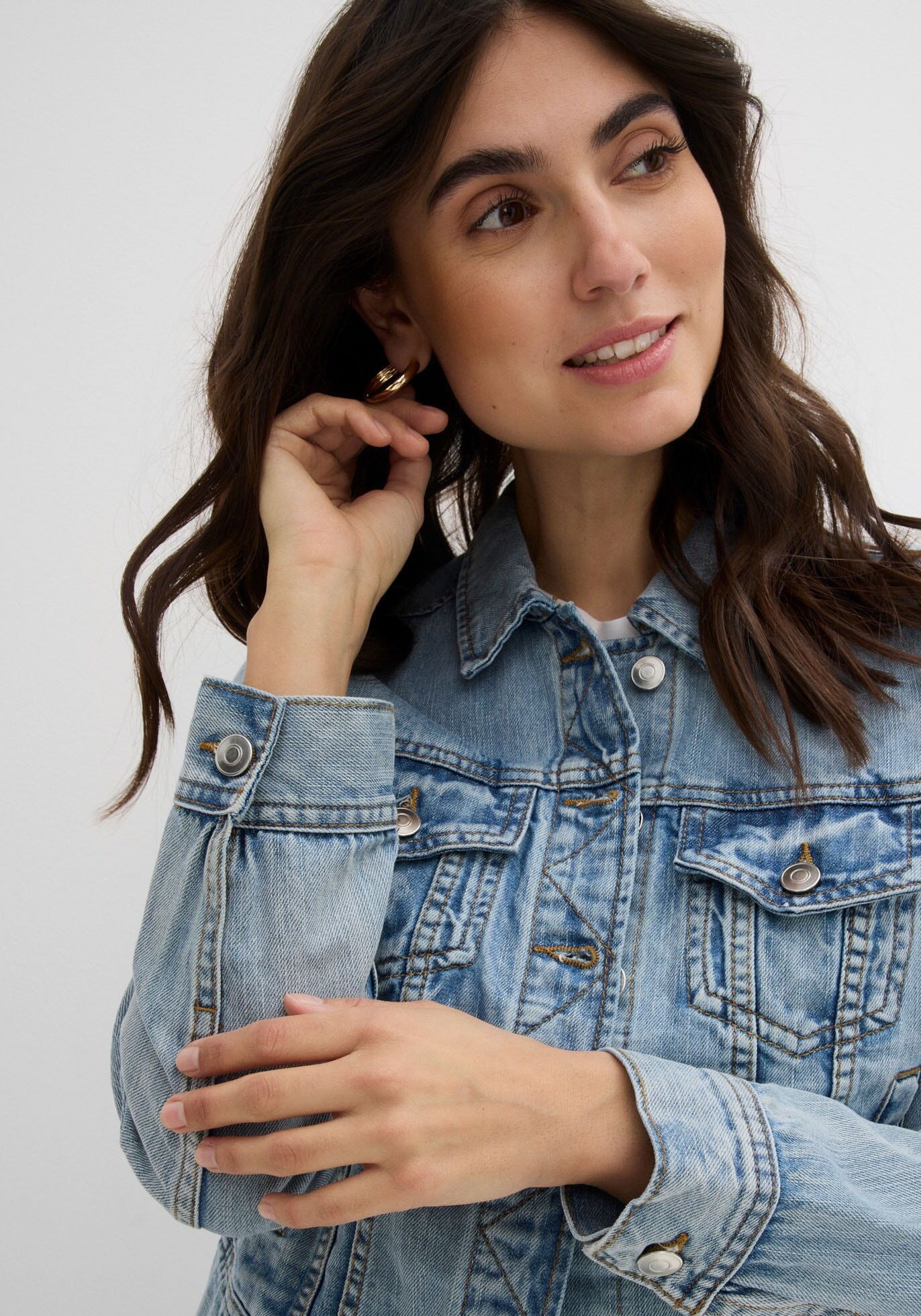 Jeansjacke BONPRIX, Damen, Gr. 36, blau (hellblau denim), Denim/Jeans, Obermaterial: 98% Baumwolle, 2% Elasthan, Abriebeffekte, unifarben, schmal taillenbedeckt, 1-Knopf-Manschette, Jacken Jeansjacke, casual Stil, aus Baumwoll-Denim, schmale Passform, coo