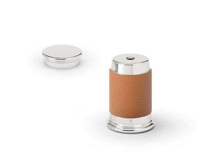 Graf von Faber-Castell - Anspitzer mit Behälter Epsom Cognac Edler Dosenspitzer mit italienischem Kalbsleder, platinierten Metallteilen und austauschbarem Messer