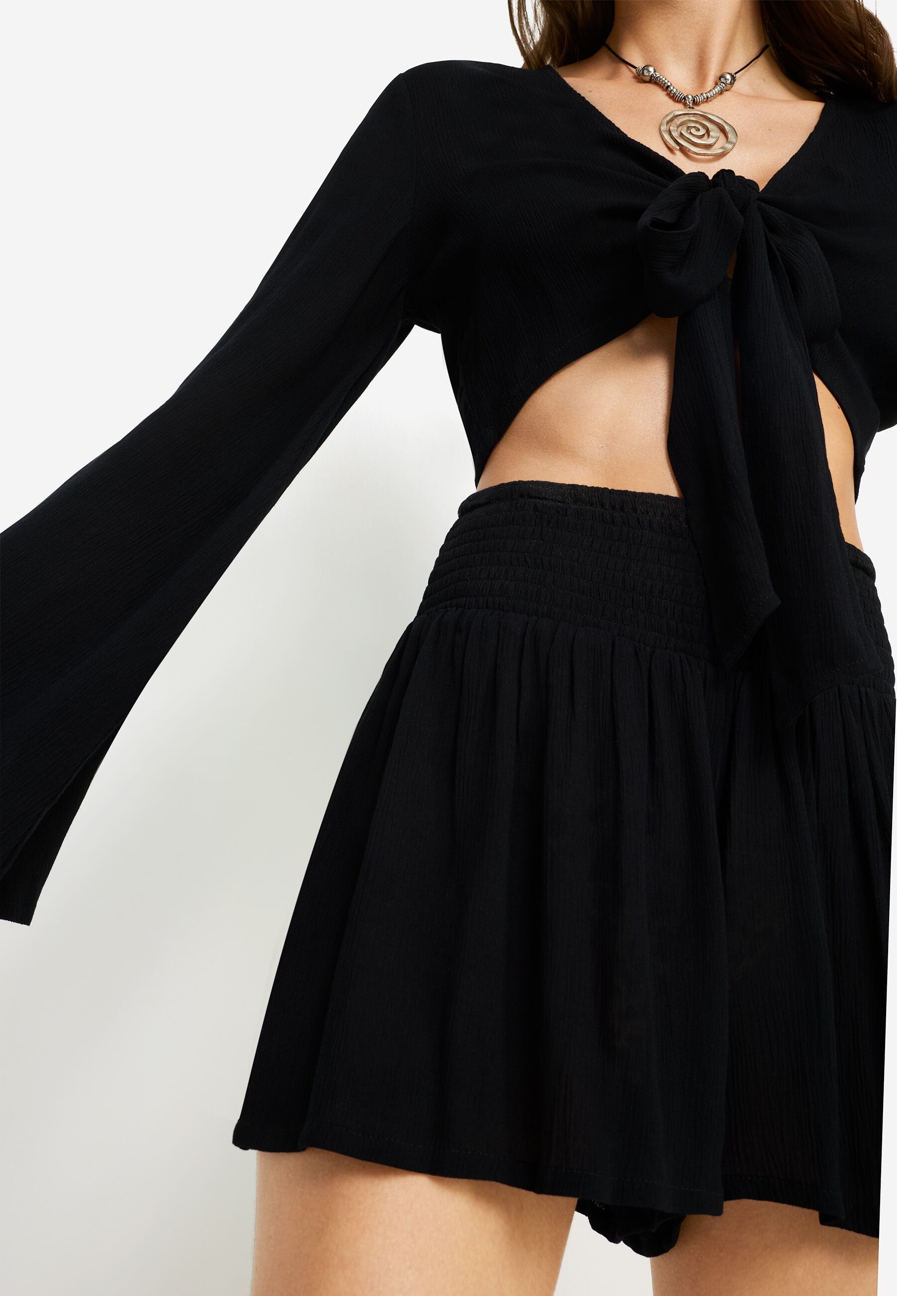 Crepebluse LSCN BY LASCANA, Damen, Gr. 44, schwarz, Crêpe, Obermaterial: 100% Viskose, unifarben, figurumspielend bauchfrei, tiefer V-Ausschnitt, Blusen Crepebluse, und Shorts schwarz 44