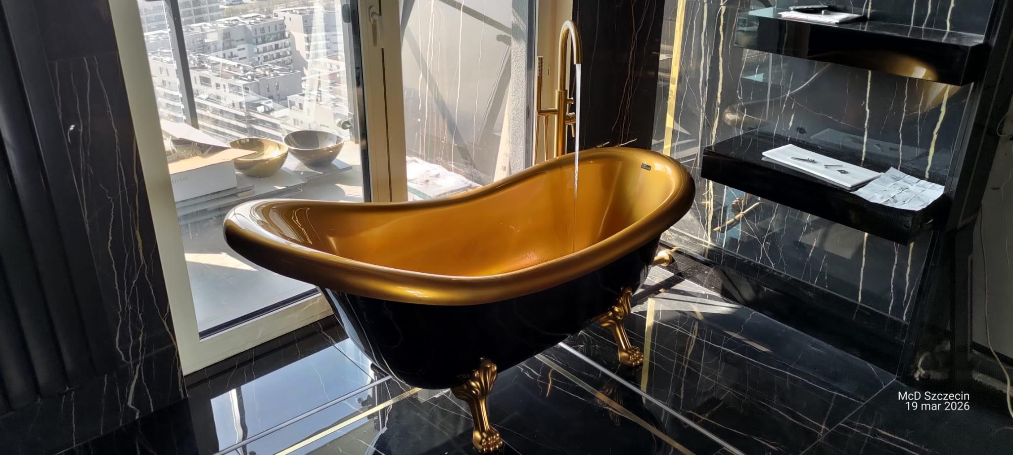 Freistehende Retro-Badewanne Schwarz-Gold Komposit auf Goldenen Löwenfüßen - Retro Badewanne Ludwik Schwarz mit Goldenem Innenraum