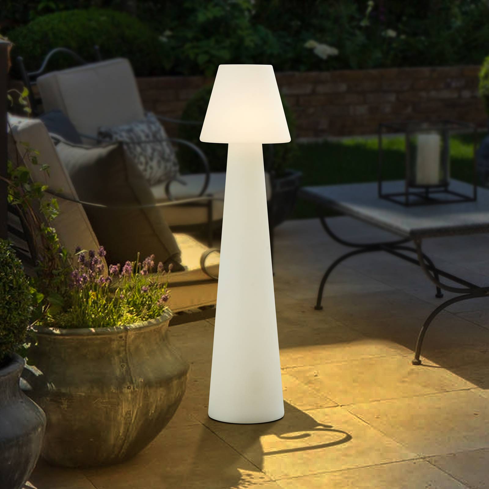 Lucande Terrassenleuchte Gauri, weiß, Höhe 107 cm, IP65 Gauri, weiß / opal, Kunststoff, Modern