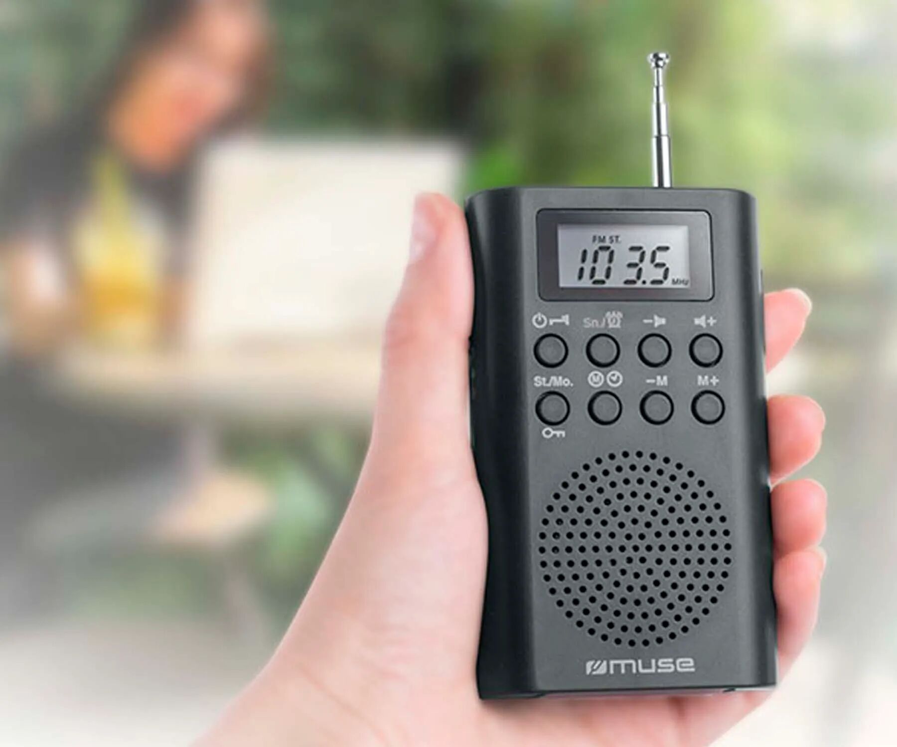 Muse M-03 R Negro / Radio Despertador Portátil