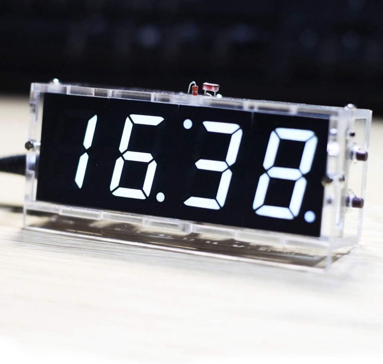 Digitale klok met 4 cijfers, alarmfunctie en timer