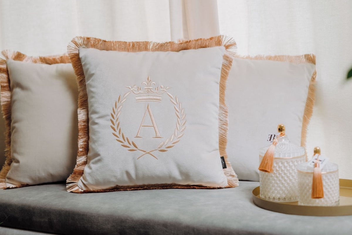 Sandra Mika Decoratief kussen met geborduurd monogram letter A beige fluweel 40 x 40 cm