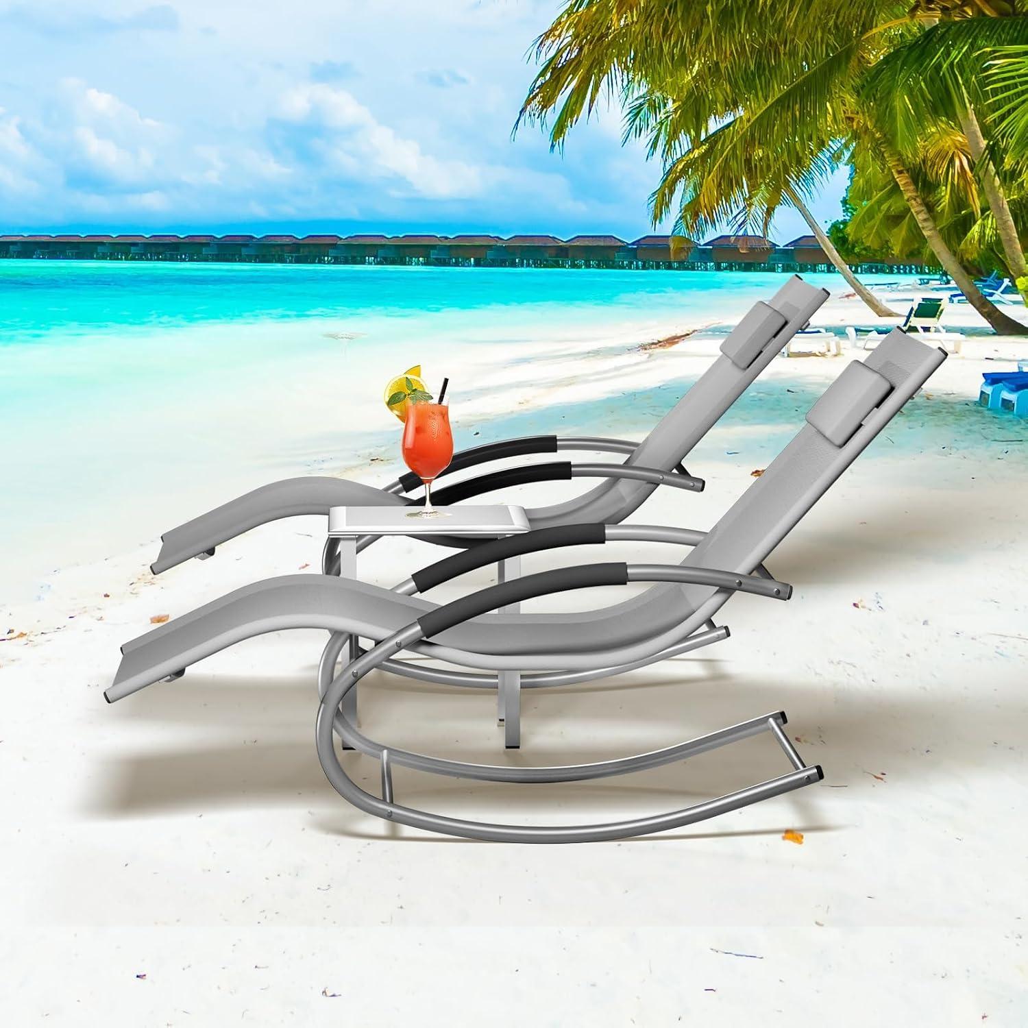 3-teiliges modernes Outdoor-Schaukelstuhl-Set - 2 verstellbare Patio-Chaiselongues mit Armlehnen und Kopfstützen, Beistelltisch, schnelltrocknend, wetterfest, für Pool und Garten, Grau