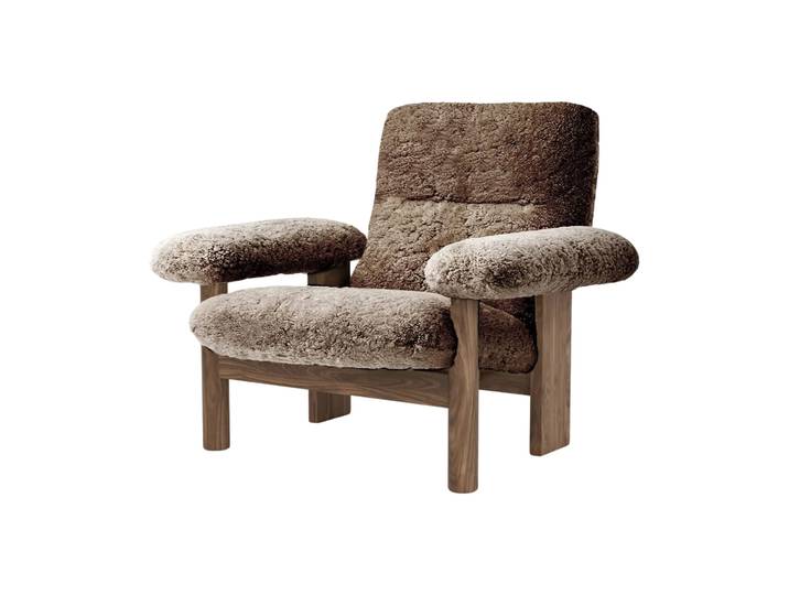 Audo Copenhagen Fauteuil Brasilia Walnut-Sahara sheepskin curly