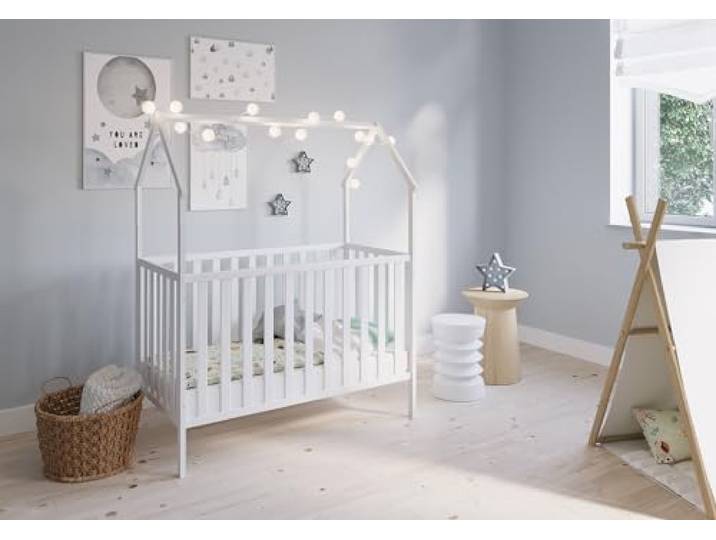FabiMax Schlafmütze 120x60, Babybett in Hausoptik, 3-Fach Höhenverstellbar, Umbaubar zum Juniorbett (ohne Matratze, weiß, 120x60 cm)