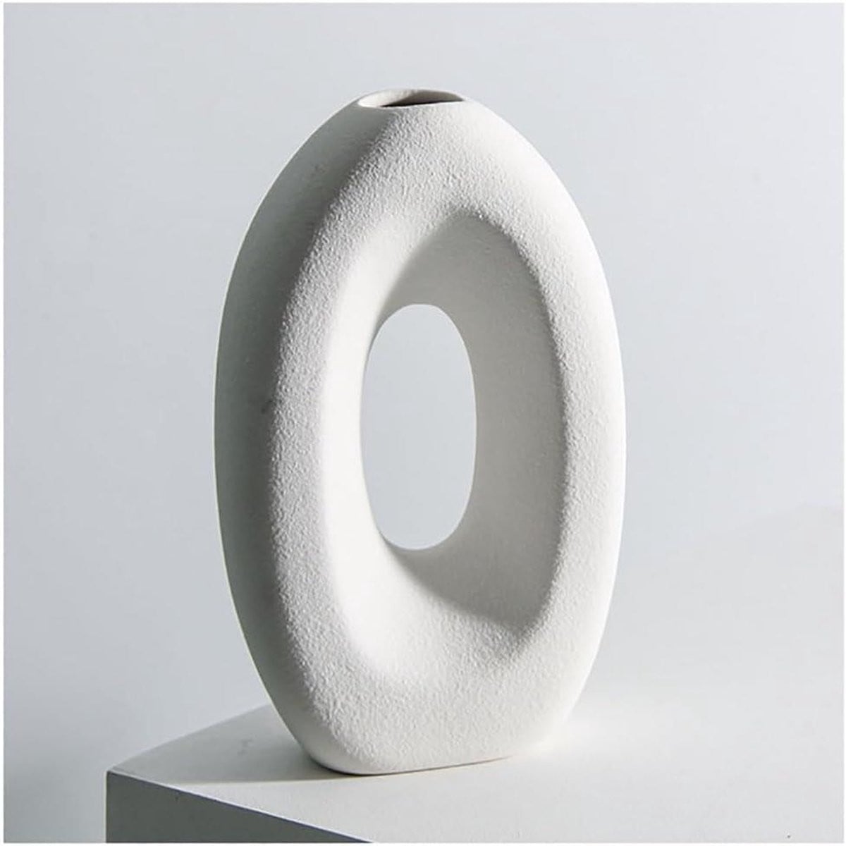 Moderne witte keramische vaas met mat oppervlak