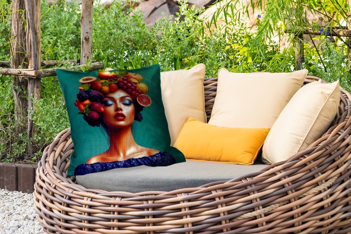 PillowMonkey Buitenkussen Weerbestendig Vrouw Tropisch Fruit Druiven 50x50 cm