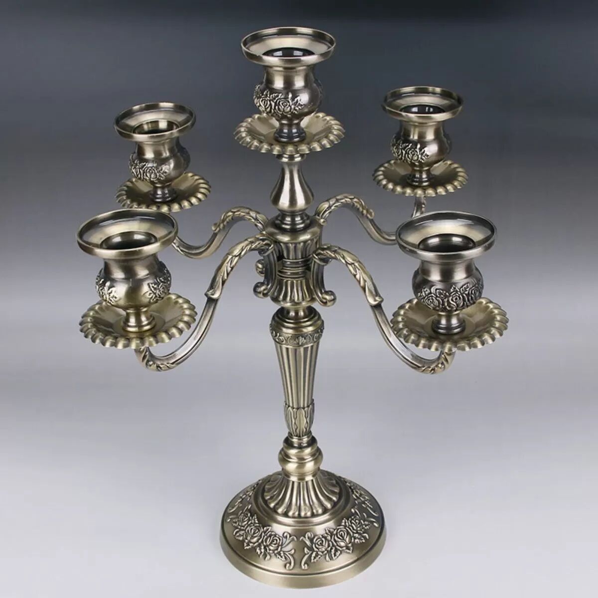 INF Eleganter 5-armiger Kerzenständer aus Zinklegierung - Romantisches Tafelaufsatz für Candlelight-Dinner Bronze