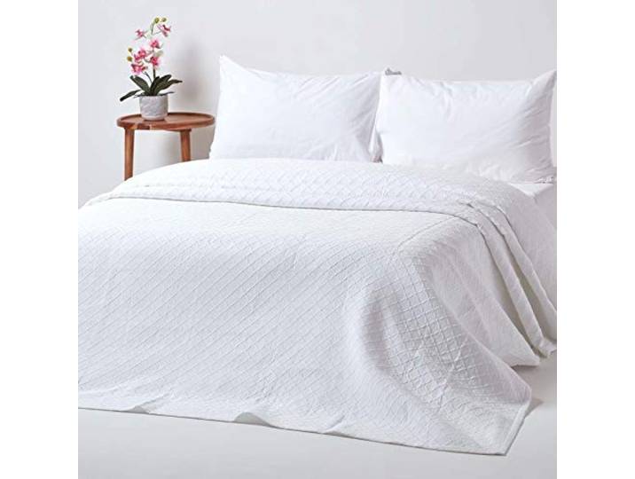 Homescapes weiße Tagesdecke mit Diamant-Muster, klassischer Bettüberwurf 180 x 260 cm im Matelassé-Look, 80% Baumwolle, 20% Polyester