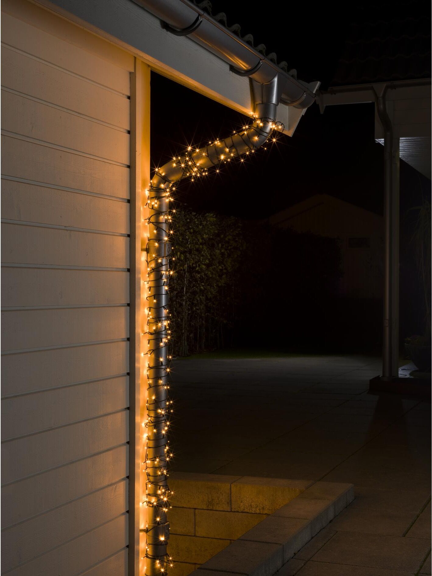 KONSTSMIDE LED-Lichterkette "Micro 400 LED Outdoor", schwarz, Flammen 400 Stk., Kabellänge 5m x Gesamtlänge 32m, Lichterketten, LED-Lichterkette schwarz Flammen 400 Stk., Kabellänge 5m x Gesamtlänge 32m