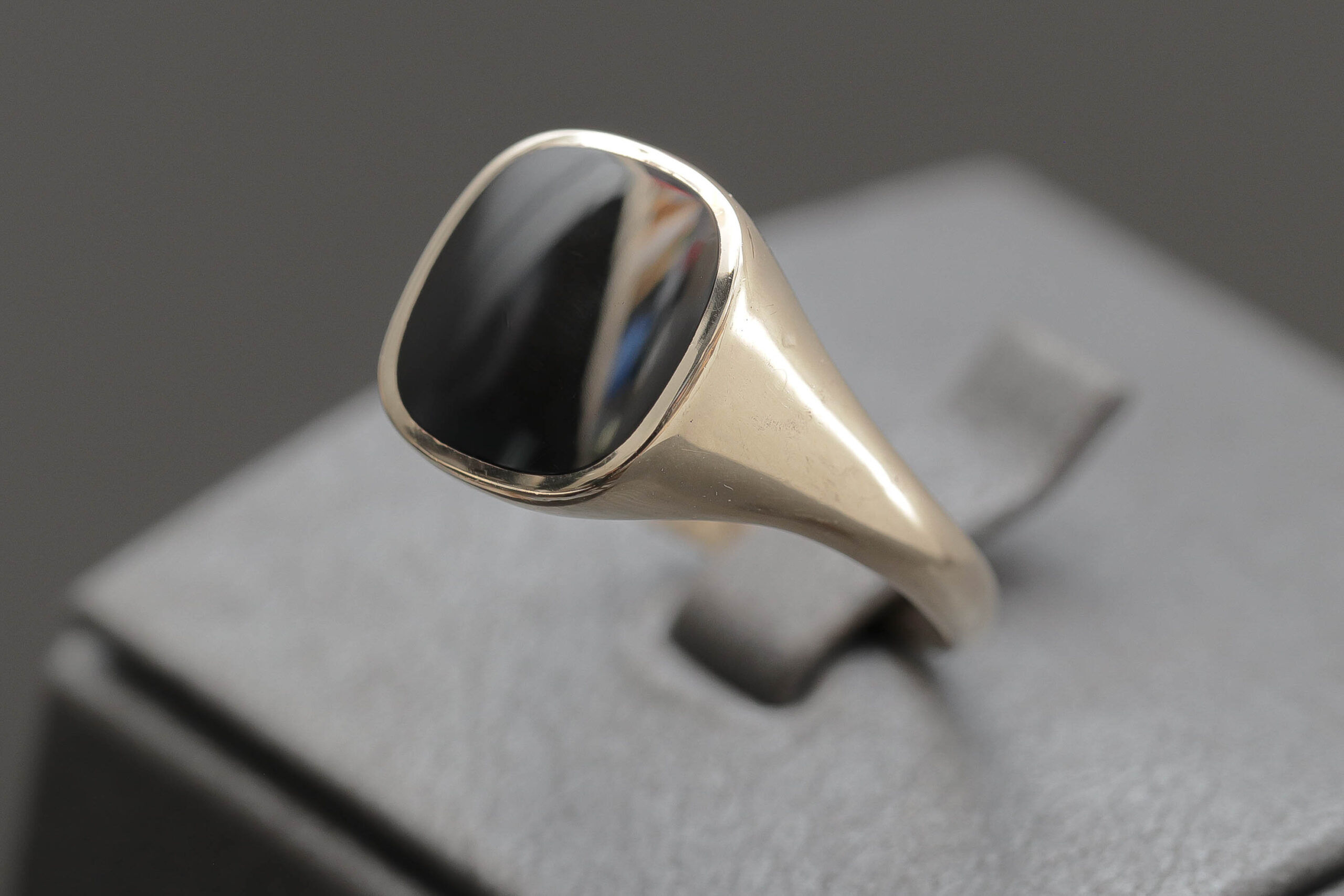 Sero Guld Ring med Onyx sten i 8 karat guld