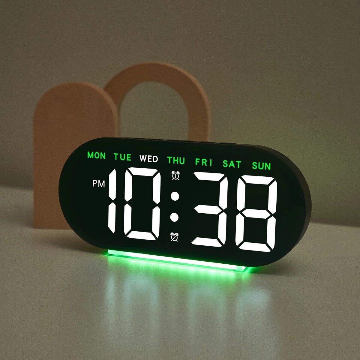 INF Große LED-Digitaluhr mit Kalender, 24-Stunden-Anzeige, Nachtleuchten und Umgebungsbeleuchtung Grün