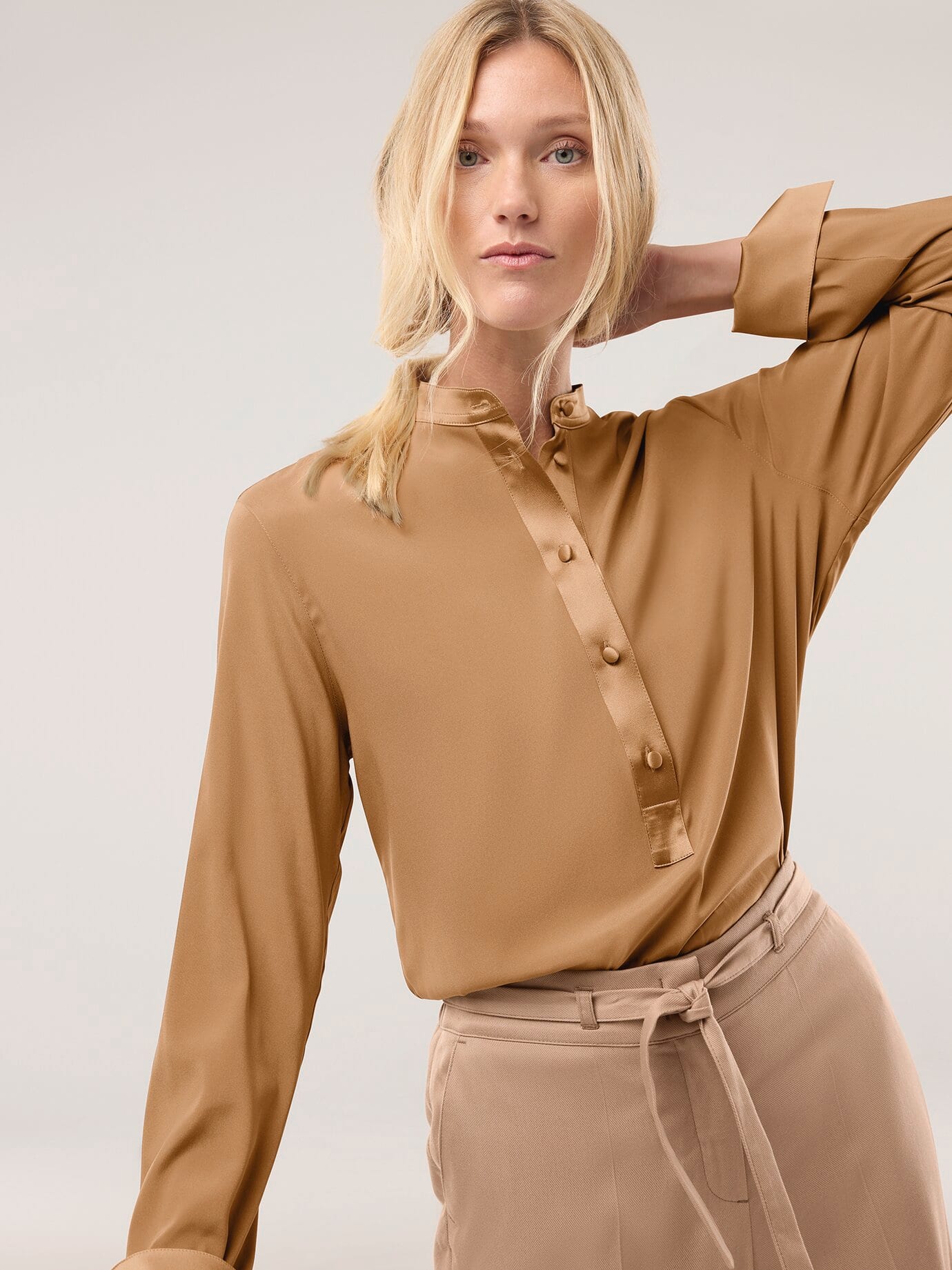 Walbusch Polo Bluse aus Seide, #noch offen: Größenlauf, Farbe Beige, 48, edle Seide bequem, da elastisch Damen