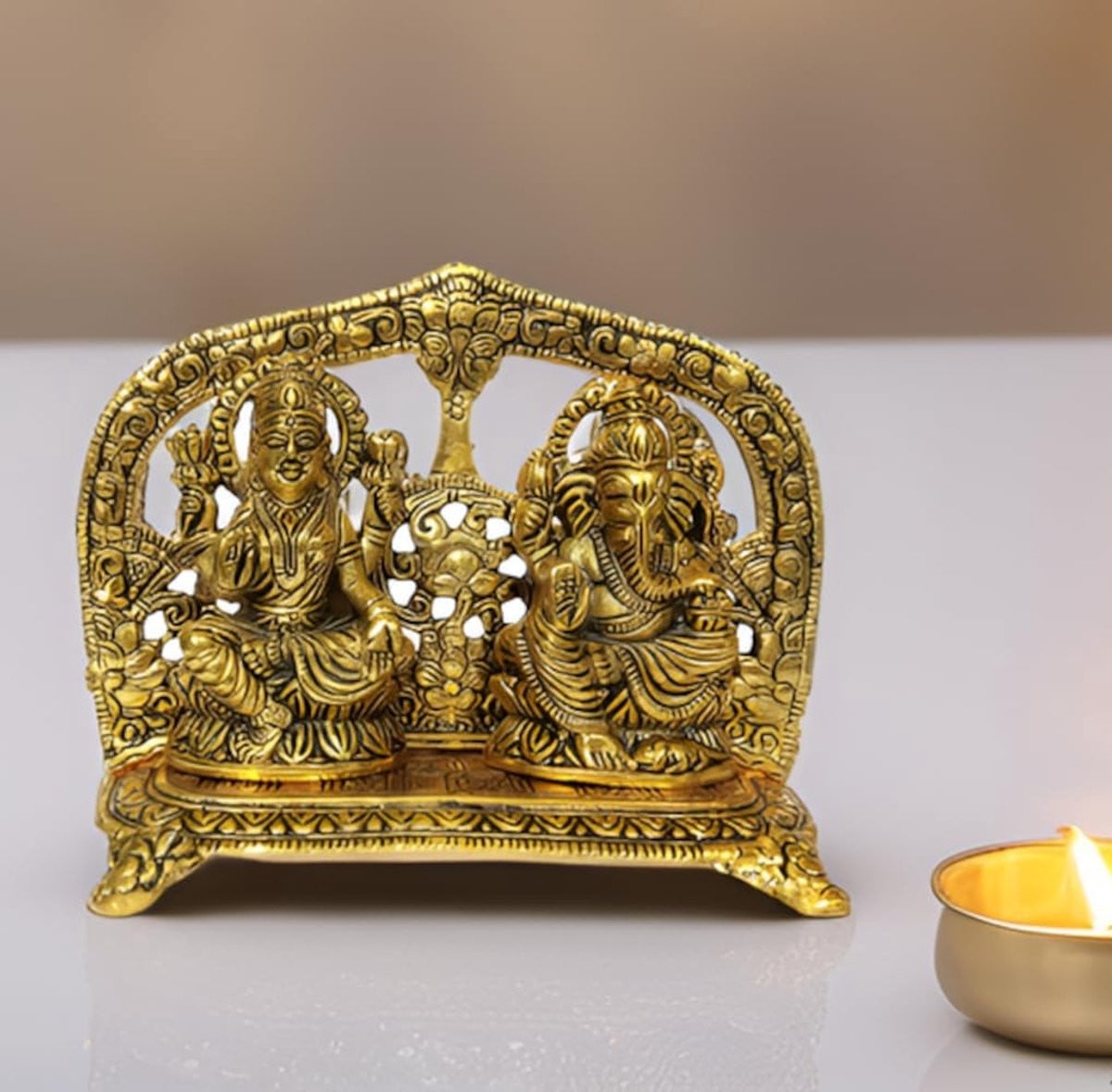 Ganesha Lakshmi Beeld - Spirituele Decoratie voor Thuis - Gouden Metaal Afwerking