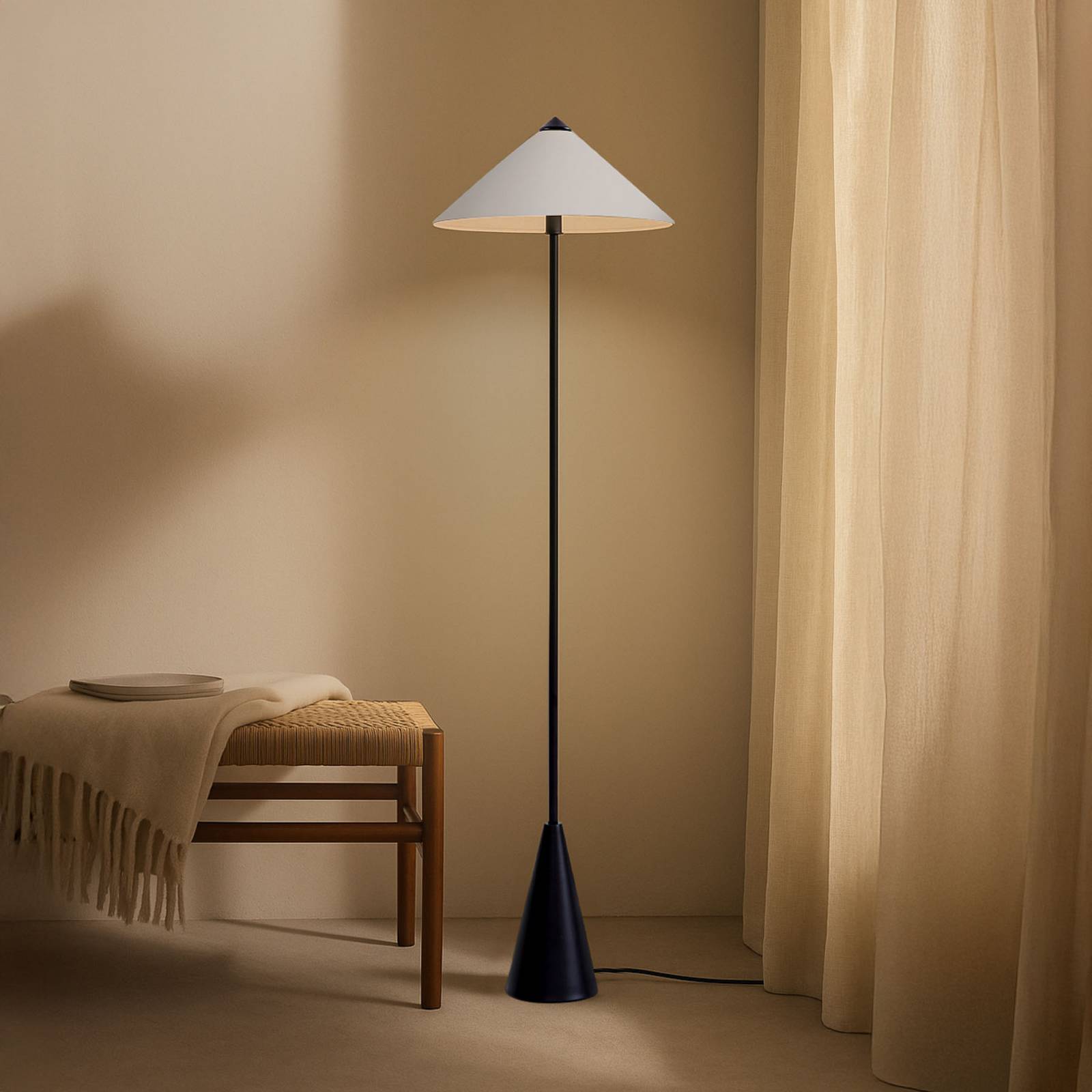 Stehlampe Norvik Lindby, schwarz, für Wohn- / Esszimmer, Metall, Modern, Stehlampe