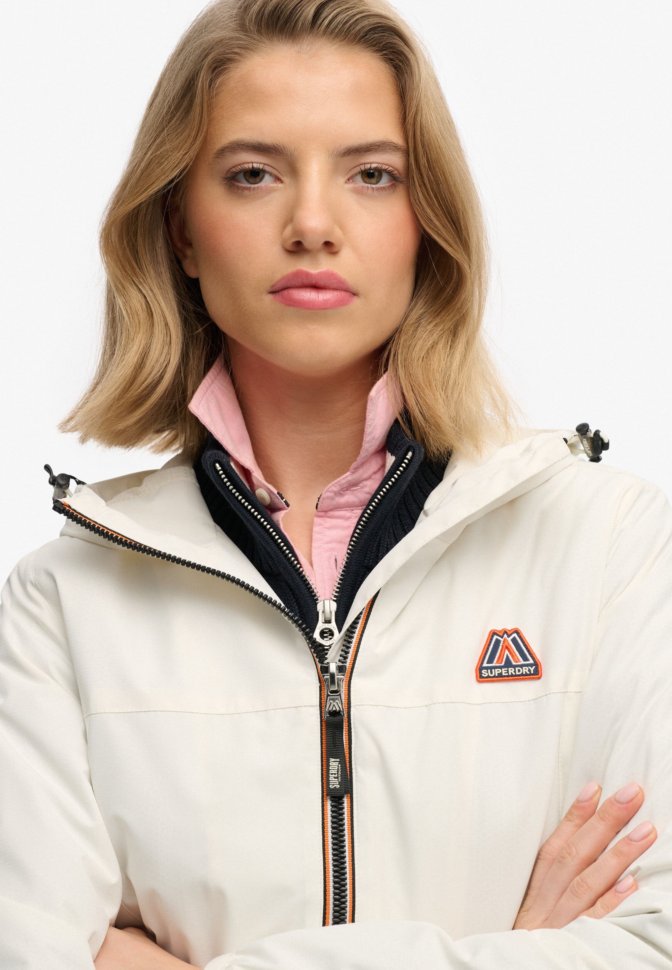 Outdoorjacke SUPERDRY "ESSENTIAL TRI WINDBREAKER JKT", Damen, Gr. S, weiss (sanftes weiß), Web, Obermaterial: 100% Polyester, loose fit normal, Jacken Outdoorjacke, Loose Fit, mit hochschliessendem Kragen, aus Polyester sanftes weiß S