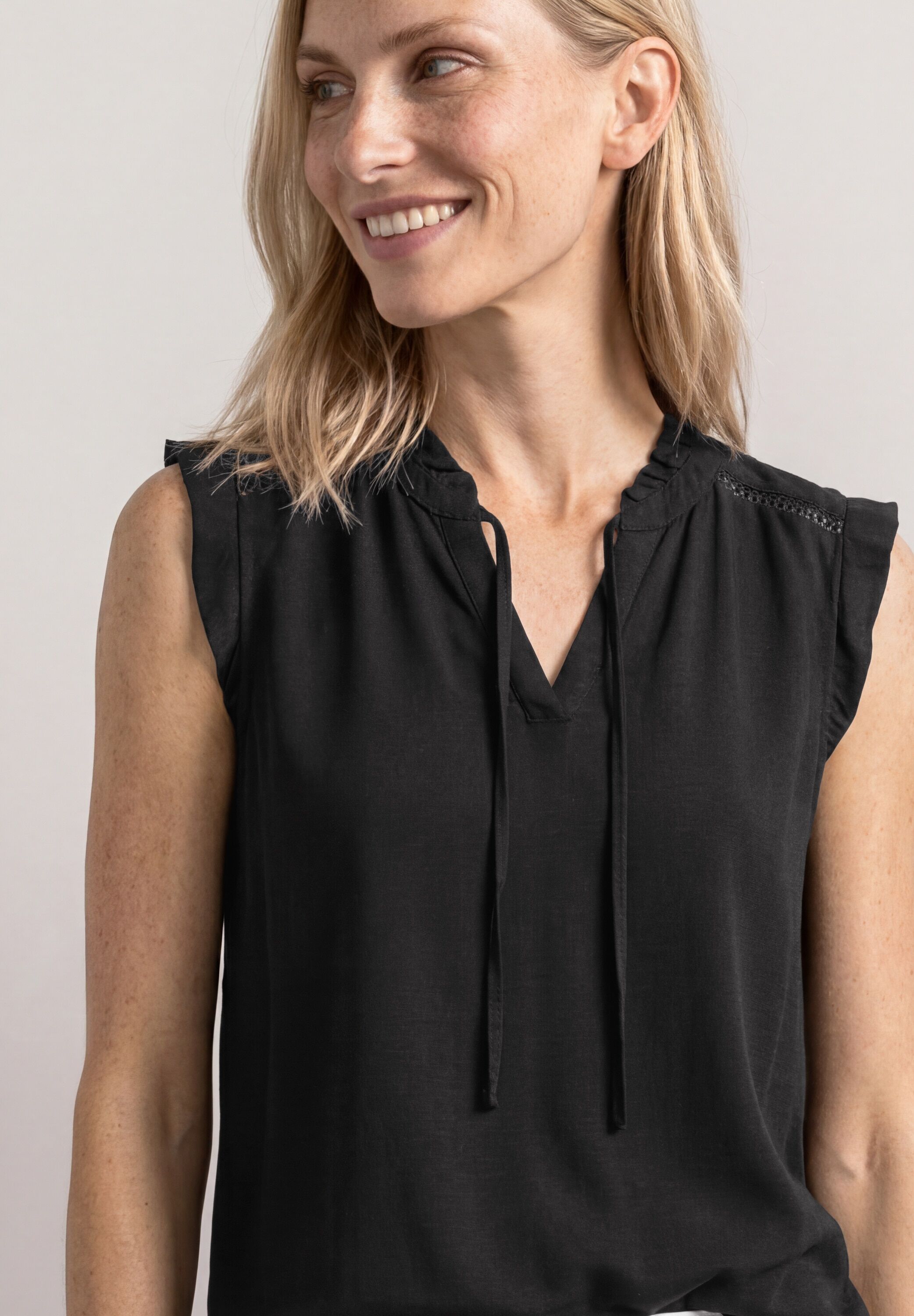 Spitzentop STREET ONE, Damen, Gr. 34, schwarz, Web, Obermaterial: 95% Viskose, 5% Elasthan, unifarben, hüftbedeckend, V-Ausschnitt, Tops Spitzentop, Spitzeneinsatz im Schulterbereich schwarz 34