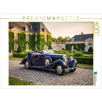 CALVENDO Puzzle Hispano-Suiza J 12 (Frankreich, 1933) im gepflasterten Ehrenhof eines französischen Renaissance-Châteaus | 2000 Teile Lege-Größe 90 ×