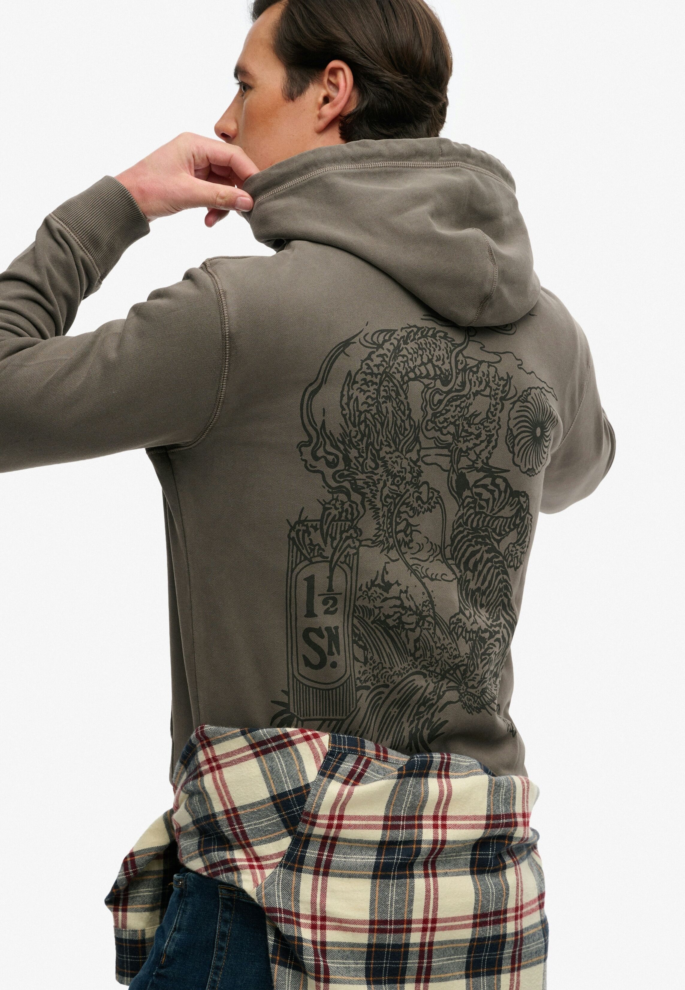 Kapuzensweatshirt SUPERDRY "TOKYO NARRATIVE LOOSE HOOD", Herren, Gr. L, braun (schwarz pebble grau), angeraute Sweatware, Obermaterial: 100% Baumwolle, bedruckt, loose fit normal, Rundhals, Sweatshirts Kapuzensweatshirt, mit coolem Tattoo-Print schwarz pe