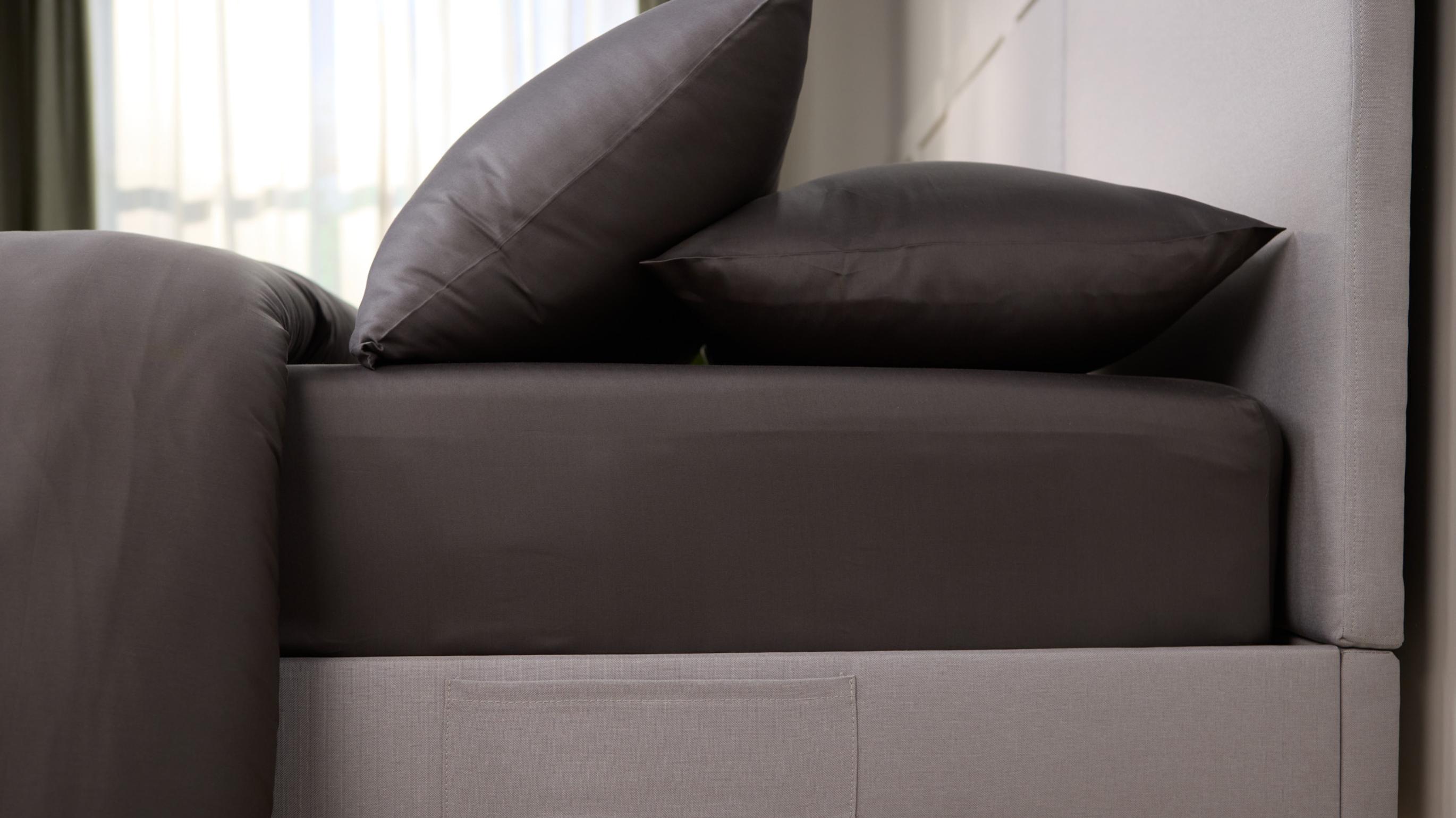 Emma Silken Satin Spannbettlaken | Dunkelgrau | 90x200cm