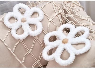 Inspire Essentials Bohemian Daisy Flower Wall Decor Woven Hanging Decoration Set white