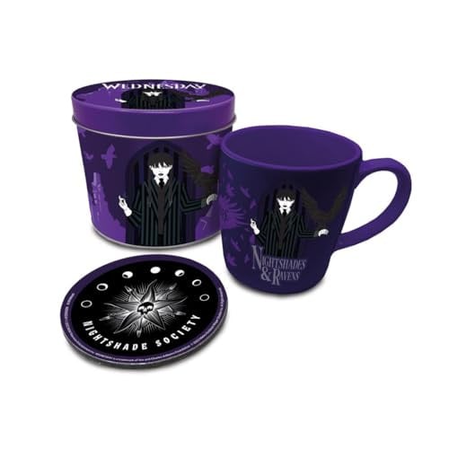 Pyramid International Wednesday Gift Set met Keramische Mok en Onderzetter in Presentatie Gift Tin - Nachtschade en Ravens Design - 11oz