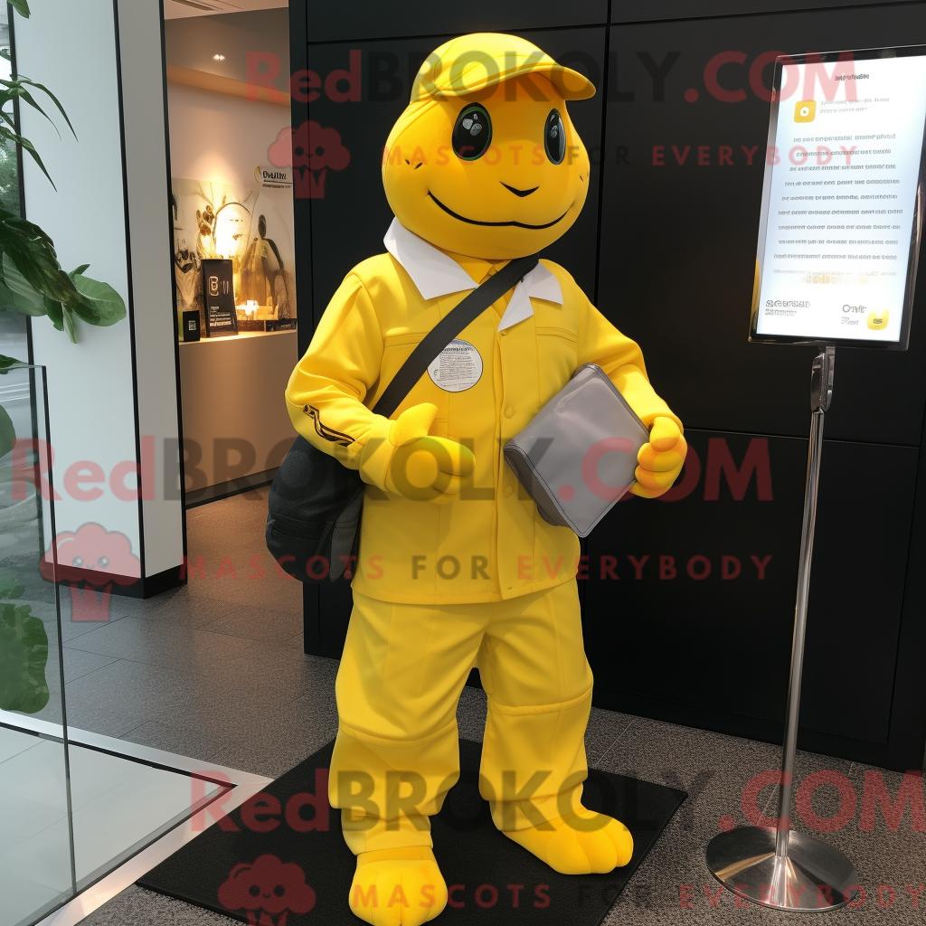 Maskottchen REDBROKOLY einer gelben Schildkröte mit Regenmantel und Aktentasche