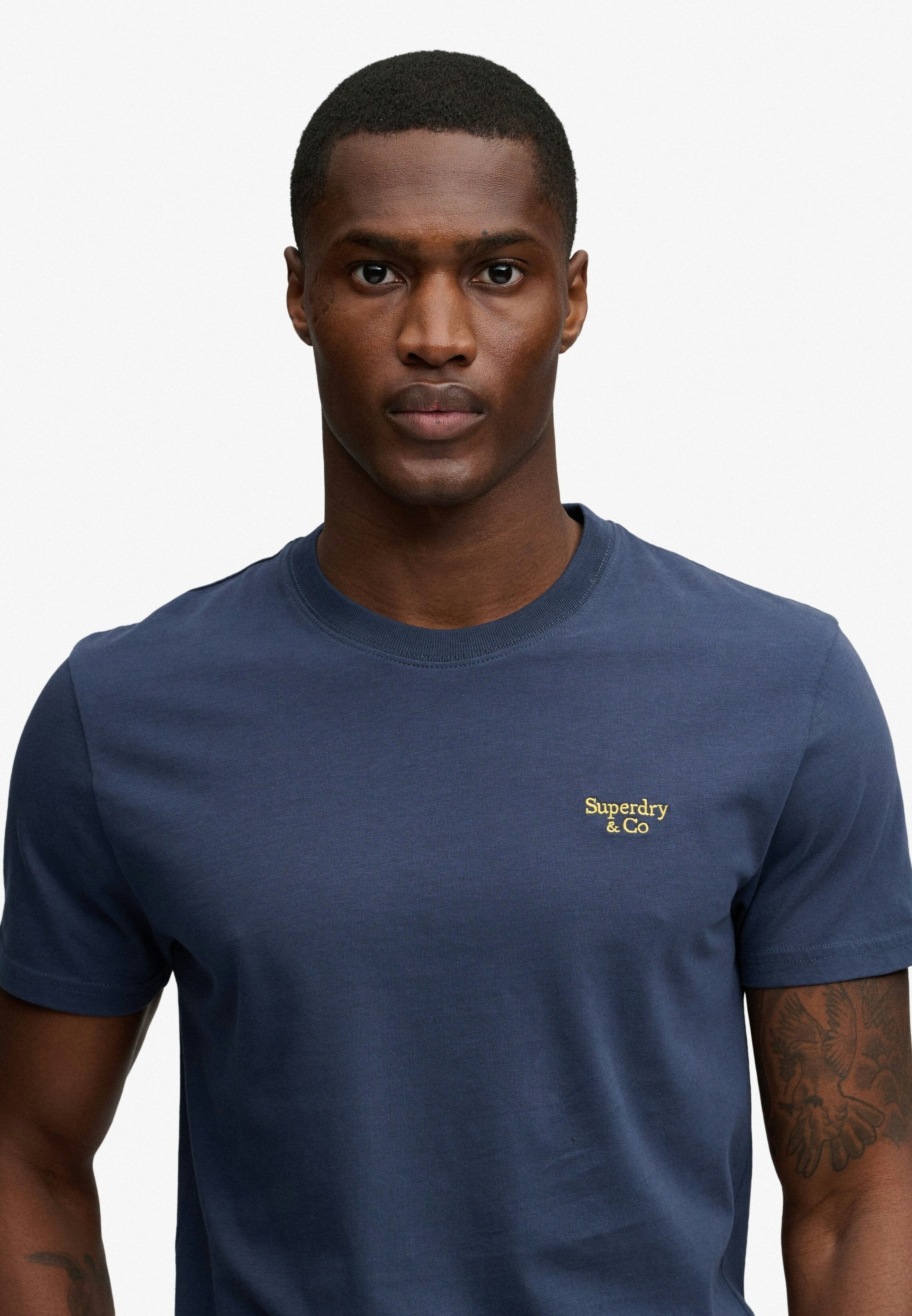 Rundhalsshirt SUPERDRY "ESSENTIAL SERIF LOGO EMB TEE", Herren, Gr. L, navy, gelb, Single Jersey, Obermaterial: 100% Baumwolle, bedruckt, regular fit normal, Rundhals, Shirts Rundhalsshirt, Baumwolle, regular fit navy, gelb L
