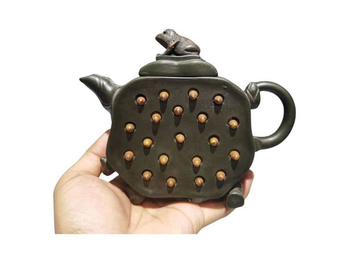 Yixing – théière en argile violette, enchères enroulées à la main, thé Oolong sculpté en relief, ornement détaillé, tige de feuille de dosette de Lotus de grenouille