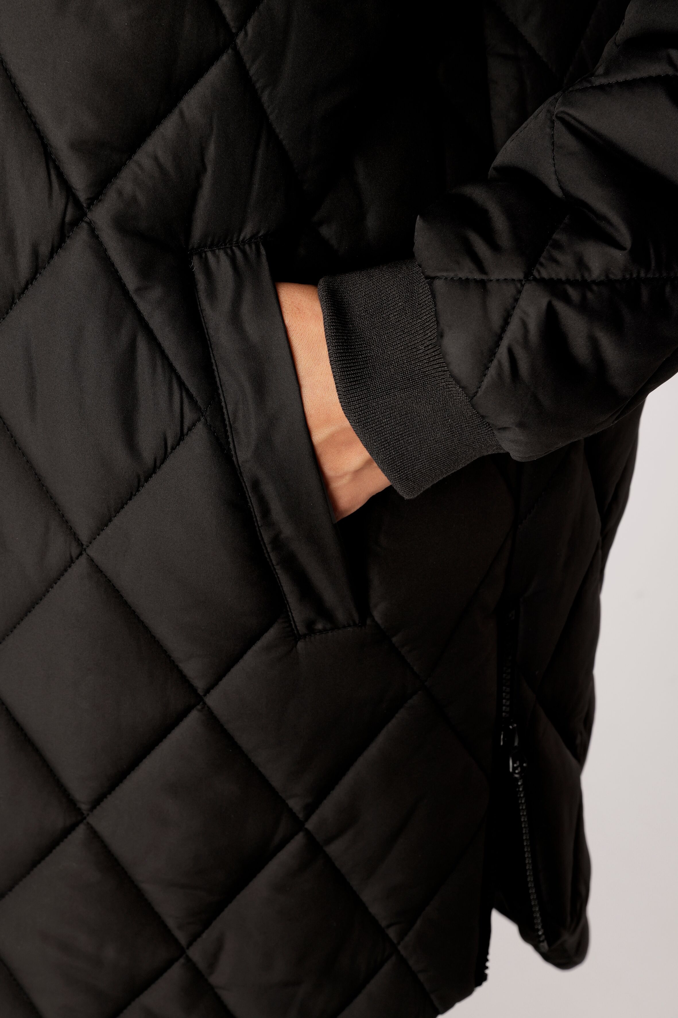 Steppjacke ANISTON PLUS, Damen, Gr. 46, schwarz, Obermaterial: 100% Polyester. Futter: 100% Polyester, lässig geschnitten knieumspielend, angesetztes Bündchen, Jacken Steppjacke, perfekt für den Übergang - NEUE KOLLEKTION schwarz 46