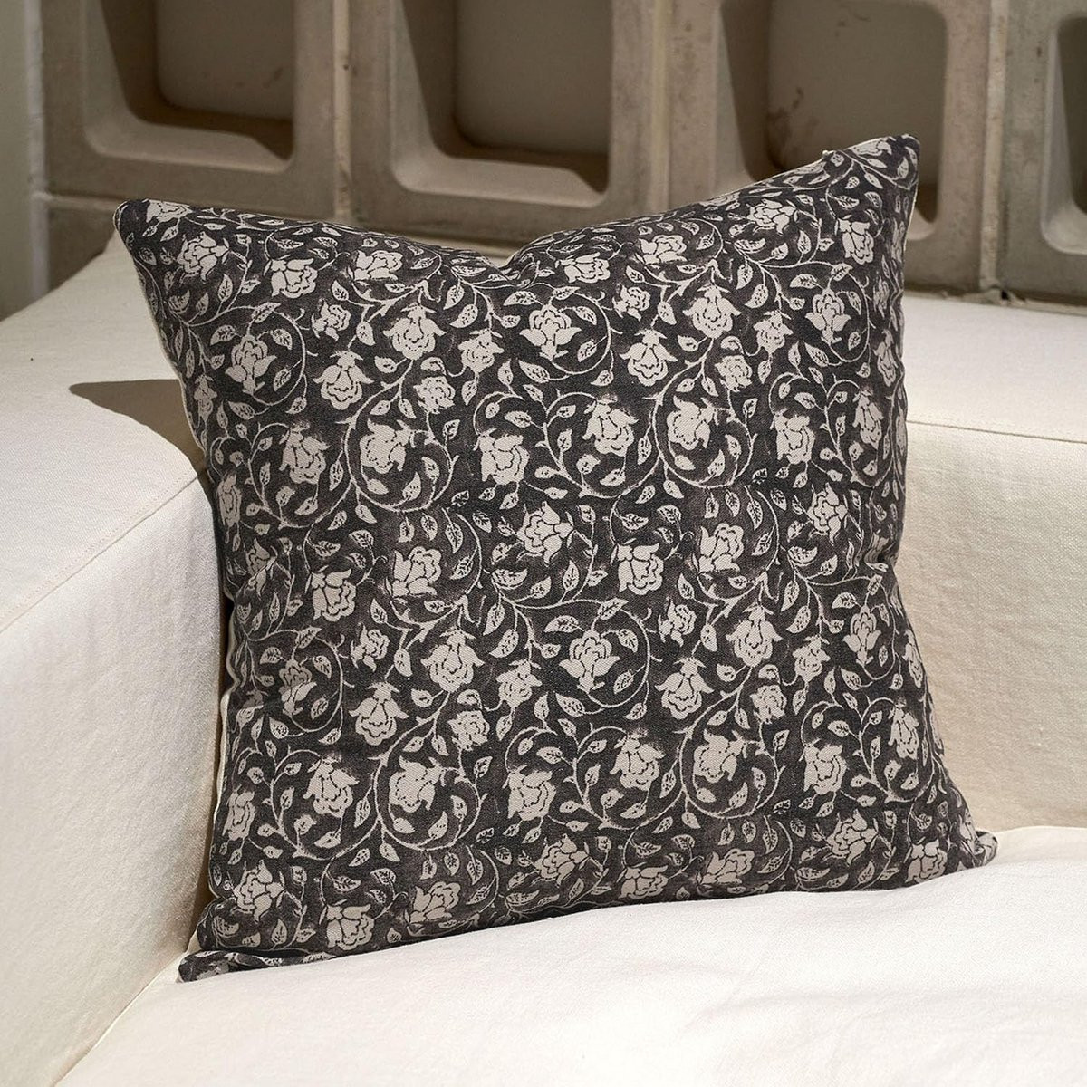 Decoratieve Bloemen Kussenhoes 51 x 51 cm - Zwarte Sierkussensloop voor Woonkamer en Bank