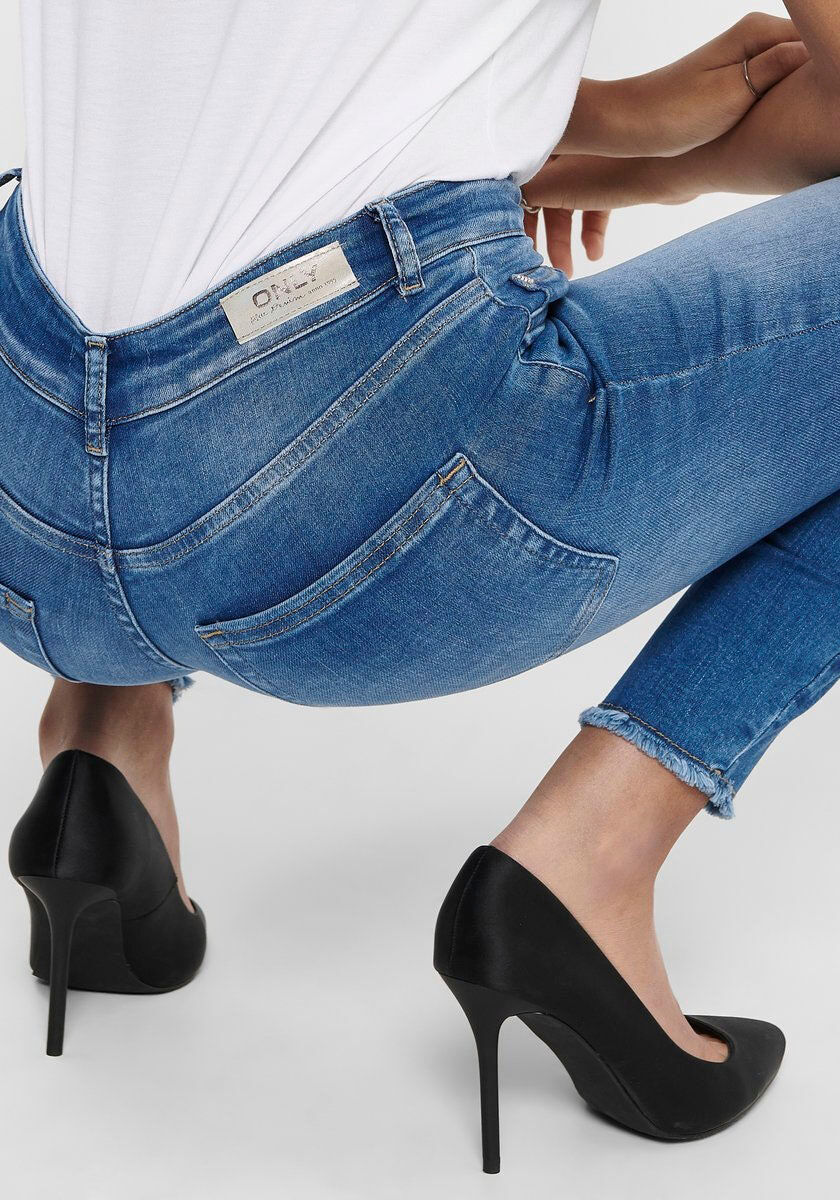 Ankle-Jeans ONLY "ONLBLUSH – Ankle-Jeans mit offenen Säumen für moderne Looks", Damen, Gr. M (38), Länge 32, blau (medium blau denim), Denim/Jeans, Obermaterial: 92% Baumwolle, 6% Polyester, 2% Elasthan, Abriebeffekte, skinny fit, Jeans Ankle-Jeans, Abrie