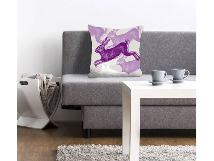 Dekokissen QUEENCE Manolis , lila (lila, bedruckt), B:40cm L:40cm, Polyester, Dekokissen_Sitzkissen_Kissenhüllen, Dekokissen, mit springenden Hasen
