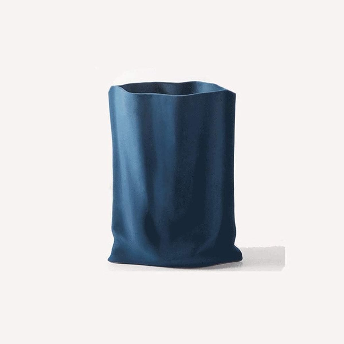 Blauwe keramische vaas in origami plisseer design met papieren tas vorm