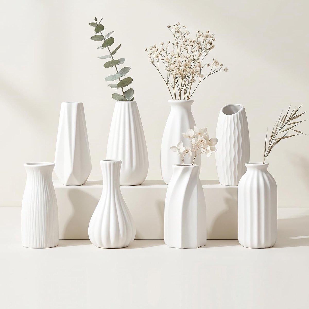 Set van 8 witte keramische mini-vazen