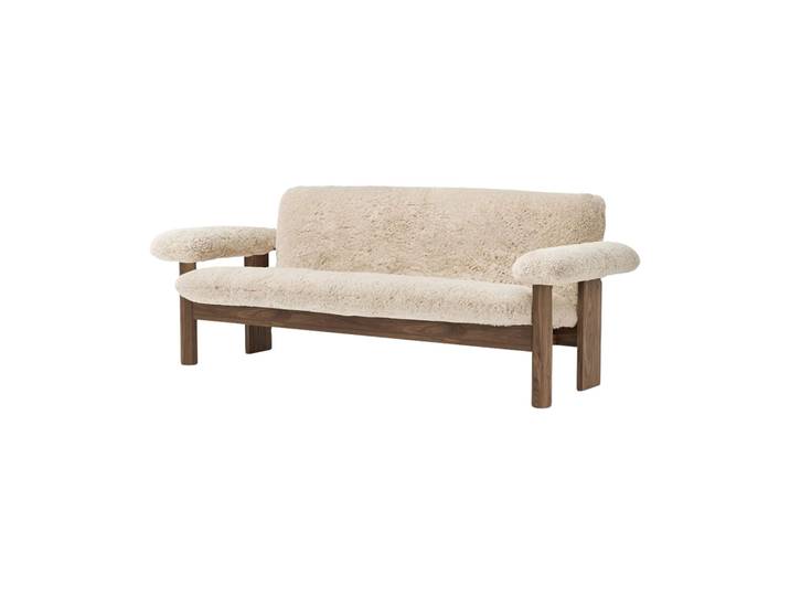 Audo Copenhagen Brasilia Sofa 2-Sitzer Walnut-Nature sheepskin curly