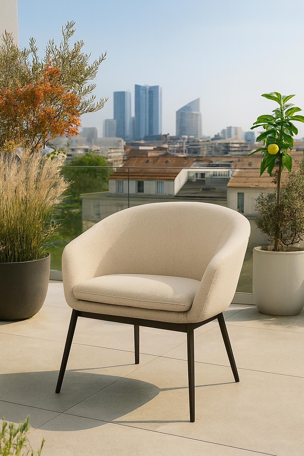 Beiges Sessel, gepolstert, für Terrasse oder Balkon, mit schwarzem Metallgestell