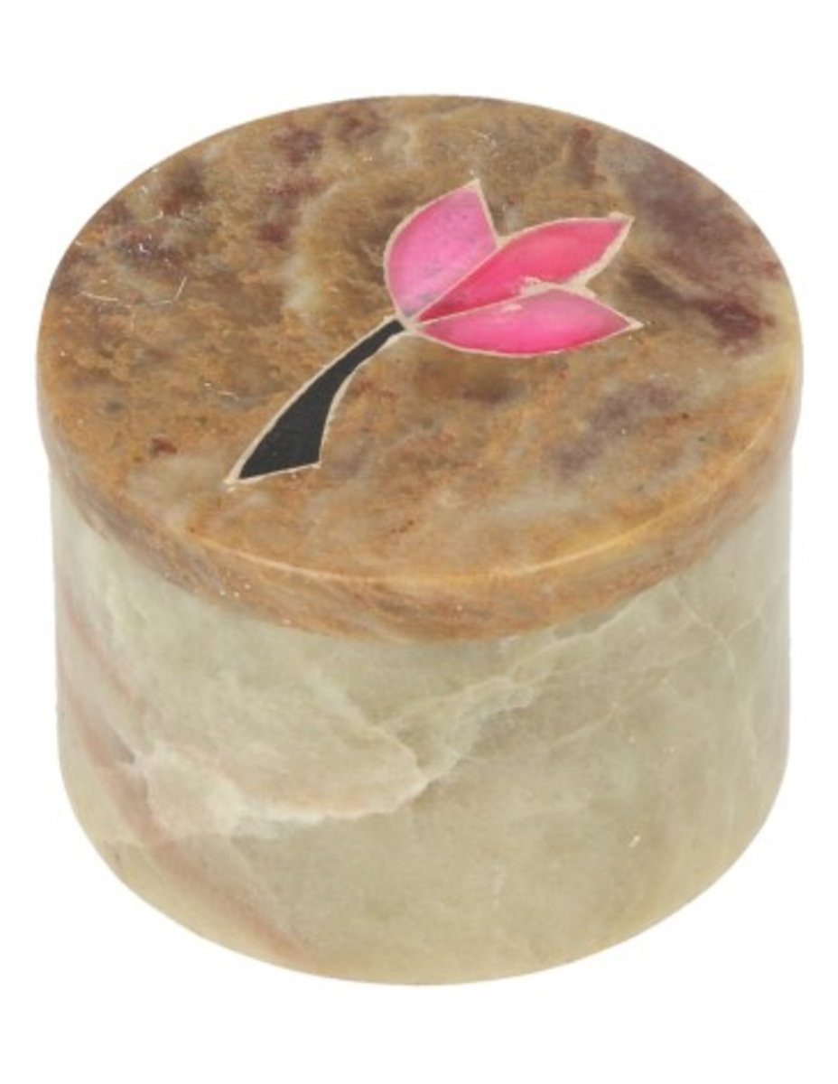 Ruben Robijn Speksteen doosje rond met bloem, diameter 4,5 cm