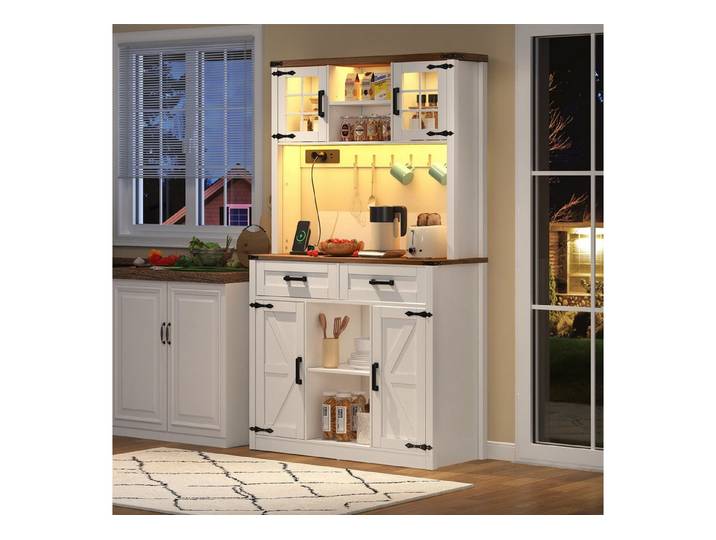 OKWISH Sideboard Buffet-Schrank (Rustikaler Barschrank mit LED-Beleuchtung, USB- & Steckdosenanschlüssen – Scheunentor-Design, verstellbare Regale, 2 große Schubladen – Idealer Stauraum für Weinsammlung, Kaffeebar & Küche – Weißer Buffetschrank)