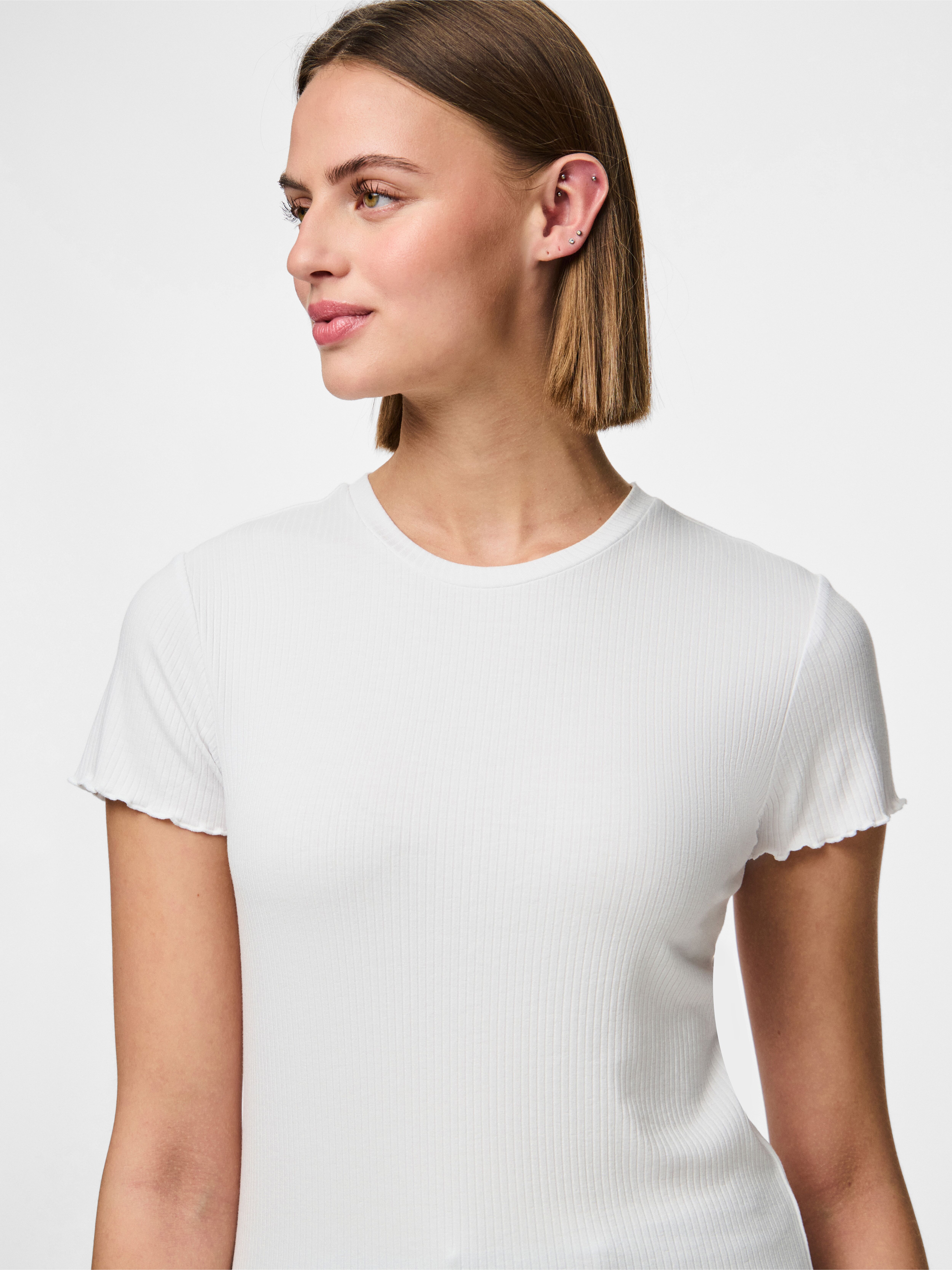 Kurzarmshirt PIECES "PCNICCA SS O-NECK TOP KAC BFD", Damen, Gr. M, weiss (hellweiß), Jersey, Obermaterial: 75% Viskose, 20% Polyester, 5% Elasthan, unifarben, normal, Rundhals, gewellter Abschluss, Shirts Kurzarmshirt, Viskosemischung, slim fit hellweiß M