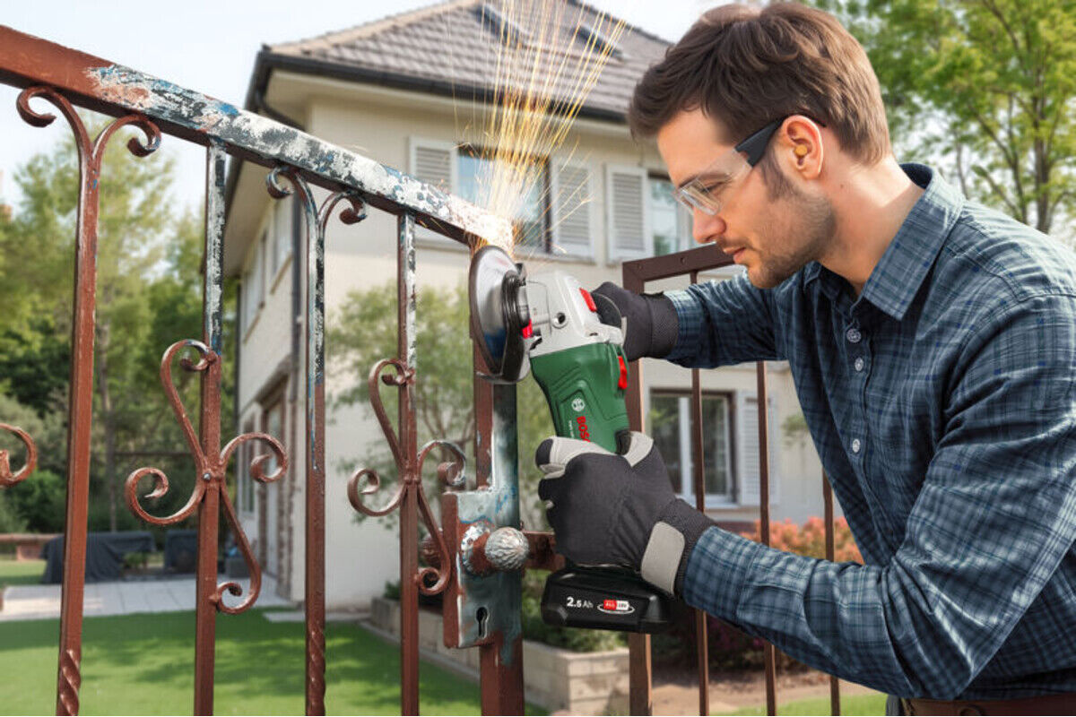 Bosch Akku-Winkelschleifer PWS 18V-70 mit Schleifscheibe (06033E6001)