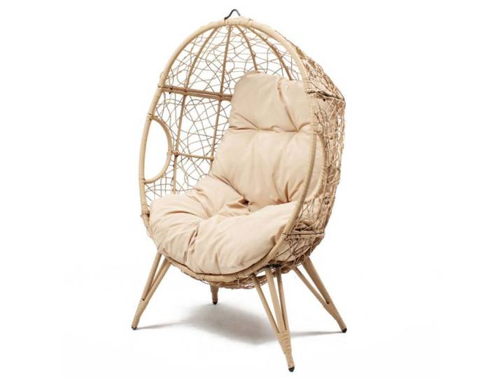 JANE - Fauteuil œuf sur pied en résine beige effet rotin